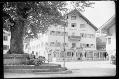 Gasthof Hirsch umgeben von kleiner Ortschaft