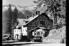 Hotel Fernstein umgeben von verschneiten Berggipfeln und Grünfläche