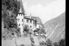 Fernstein Turm umgeben von Grünfläche
