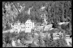 Ferstein Gebäude umgeben von Wald und kleinen Häusern