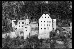 Ferstein Gebäude umgeben von Wald und kleinen Häusern