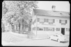 Gasthaus Alpenrose mit davor parkendem Auto.