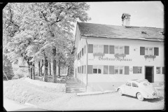 Gasthaus Alpenrose mit davor parkendem Auto.