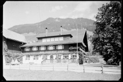 Hotel Hirsch in Reichenbach mit gepflegtem Garten.
