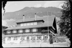 Hotel Hirsch in Reichenbach mit gepflegtem Garten.