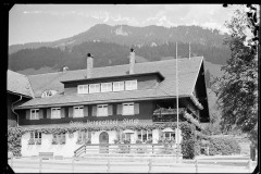 Hotel Hirsch in Reichenbach mit gepflegtem Garten.