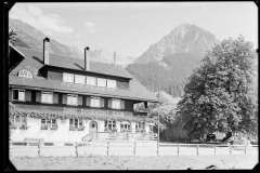 Hotel Hirsch in Reichenbach mit gepflegtem Garten.
