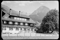 Hotel Hirsch in Reichenbach mit gepflegtem Garten.
