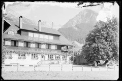 Hotel Hirsch in Reichenbach mit gepflegtem Garten.