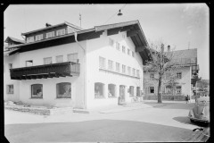 Haus Schele Fischen, davor parkende Autos