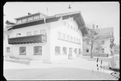 Handlung/Haus Schele Fischen, davor parkende Autos