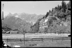 Anwesen Maria Rank, prunkvoll von Wald und leicht verschneiten Berggipfeln umgeben
