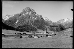 Kleine Ortschaft Lech, mit Ortszentrum und Kapelle