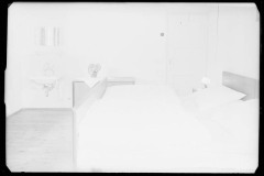 Café - Hubertus innen im Lechtal, Schlafzimmer mit Betten und kleinem Waschbecken sowie Spiegel