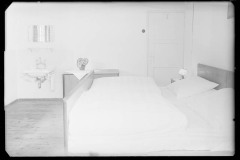 Café - Hubertus innen im Lechtal, Schlafzimmer mit Betten und kleinem Waschbecken sowie Spiegel