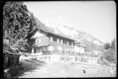 Hotel Alpenhof am Haldensee, mit Terasse und Wald, dahinter felsige Berge