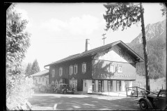 Hotel Alpenhof am Haldensee, mit Terasse und Wald, dahinter felsige Berge