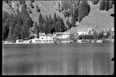 Gasthof Alpenhof am Haldensee, direkt am Haldensee, von anderen Häusern umgeben