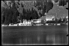 Gasthof Alpenhof am Haldensee, direkt am Haldensee, von anderen Häusern umgeben