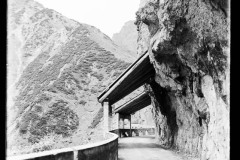 Steinige, felsige Berglandschaft mit Passstraße und Tunnel