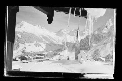 Zentrum Mittelberg mit Kirche und Wohnhäusern, mit vielen Menschen