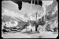 Zentrum Mittelberg mit Kirche und Wohnhäusern, mit vielen Menschen