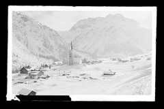 Zentrum Mittelberg mit Kirche und Wohnhäusern, mit vielen Menschen