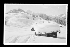 Holzhüttchen im Schnee, dick verschneit