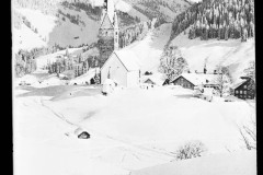 Zentrum mit Kirche in Mittelberg mit Wohnhäusern