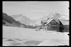 Wohnhaus mit vielen Fenstern vor der Bergkulisse des Kleinwalsertals