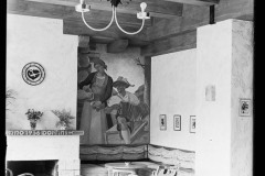 Esszimmer mit prachtvollem Kronleuchter, Wandbemalung und offener Kamin