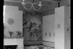 Esszimmer mit prachtvollem Kronleuchter, Wandbemalung und offener Kamin