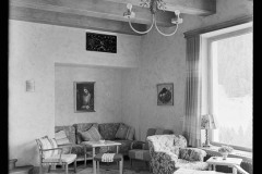 Sporthotel Ifen, Hirschegg Stube mit prachtvollem Kronleuchter, Sitzgelegenheiten, Teppich und Fenstern