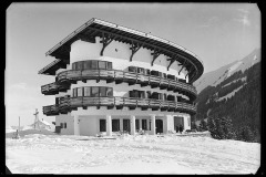 Hotel Ifen mit Gästen, umgeben von Schnee