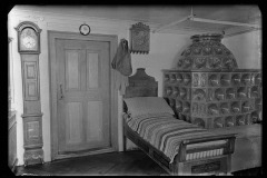 Einzelzimmer mit Bett, bezogen