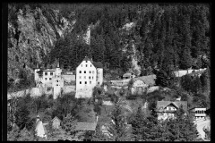 Ferstein Gebäude umgeben von Wald und kleinen Häusern