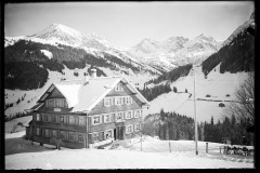 Pension, verschneit mit Blick auf die drei Schafalpenköpfe