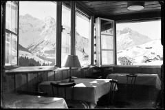 Esszimmer, Hotel im Kleinwalsertal mit Blick auf Hirschegg Ortszentrum, mit Kirche und Widderstein