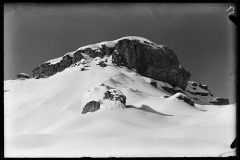 Flaches Bergplateau von gleichmäßiger Schneedecke bedeckt