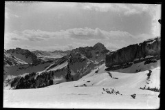 Mit Schnee bedeckte Berglandschaft, flaches Bergplateau