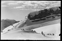Verschneites, Ifenplateau, dahinter der bewölkte Himmel