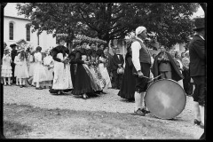 Gruppe von Frauen und Männern in Walser Volkstracht gekleidet bei einer Prozession