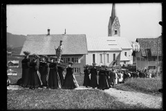 Gruppe von Frauen und Männern in Walser Volkstracht gekleidet bei einer Prozession