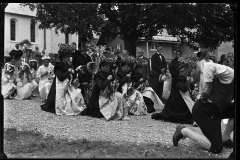 Gruppe von Frauen und Männern in Walser Volkstracht gekleidet bei einer Prozession