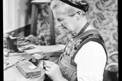 Frau bei der Herstellung einer Brosche für die Walsertracht