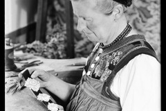 Frau bei der Herstellung einer Brosche für die Walsertracht