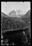 Zugspitze und Fernsteinsee umgeben von Wald und felsigen Berggipfeln