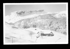 Dick verschneite Schneelandschaft mit Wohnhaus und Blick auf das Ifenplateau