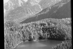 Fernsteinsee umgeben von Wald und felsigen Berggipfeln