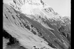 Berg "Lechleiter mit Biberkopf" noch verschneit, davor eine Ortschaft